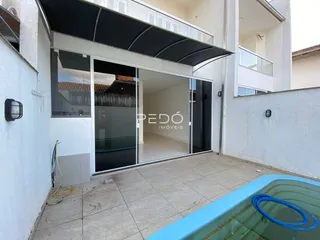 Fachada de um imóvel em Lajeado, Brasil, com acesso a uma área externa com piscina.