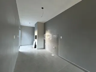 Foto do corredor interno de uma residência.