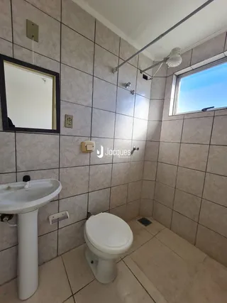 Banheiro com piso e paredes de cerâmica