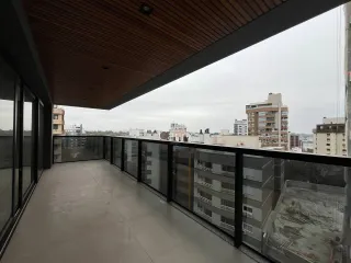 Vista panorâmica da cidade observada a partir da varanda do imóvel.
