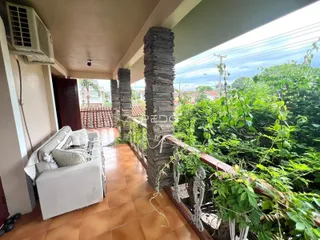 Vista de uma varanda com vegetação densa em Lajeado, Brasil.