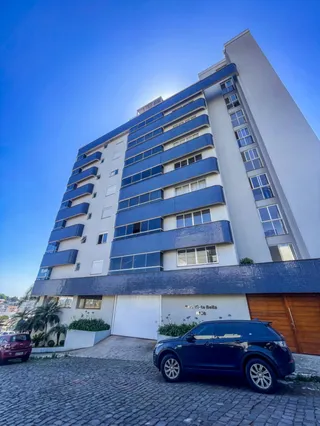 Fachada de um prédio residencial em Lajeado, Brasil, sob luz do dia.
