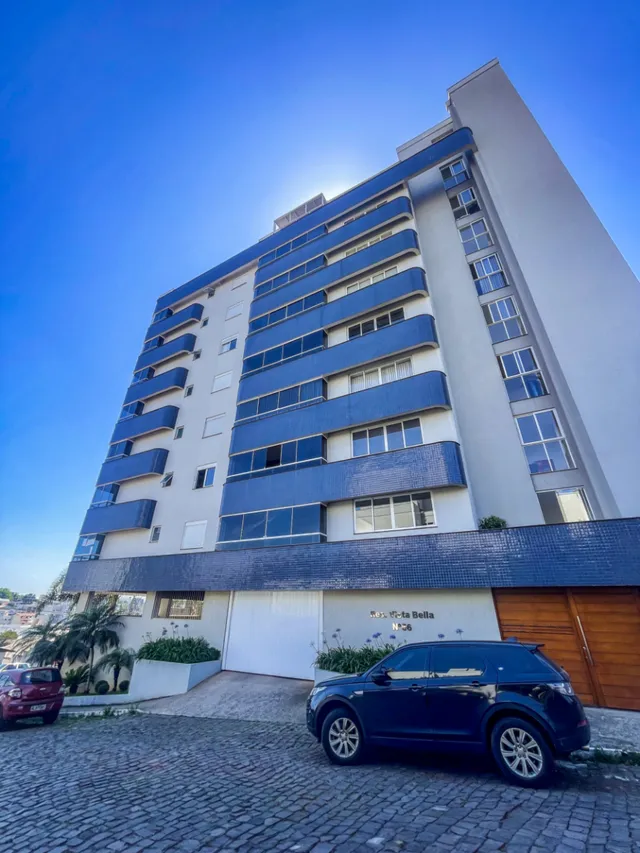 Fachada de um prédio residencial em Lajeado, Brasil, sob luz do dia.