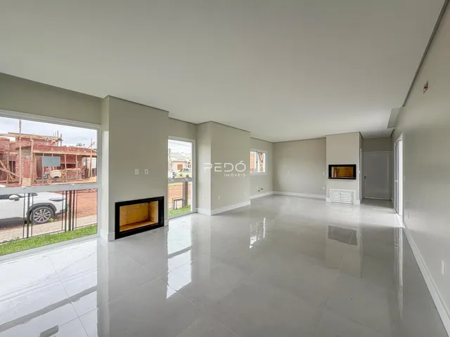 Ambiente interno amplo com piso claro e paredes brancas.