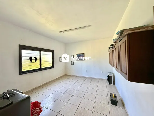 Uma sala de estar com piso de cerâmica e janela na parede.