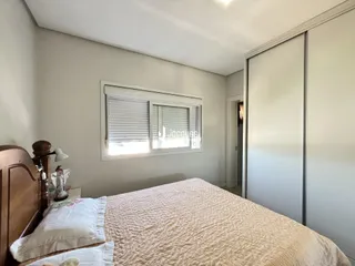 Interior de um quarto com cama e janela em uma propriedade no Brasil.