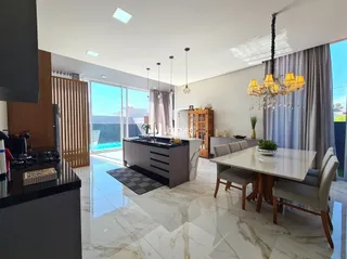 Sala de estar moderna com piso de mármore e grandes janelas.