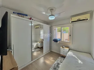 Quarto com armários embutidos e janela de luz natural.
