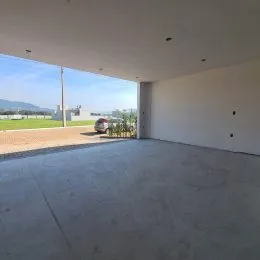 Foto de uma área externa com piso de concreto.