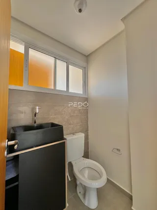 Foto de um banheiro com pia e vaso sanitário em um imóvel.