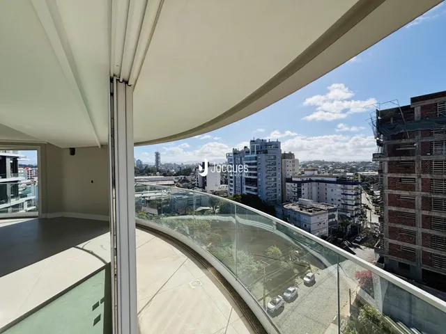 Vista panorâmica de um apartamento com varanda de vidro em Lajeado, Brasil.
