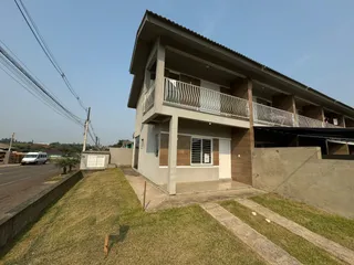 Fachada de uma casa de dois andares com varanda em Lajeado, Brasil.