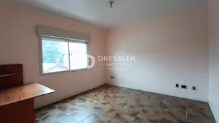 Quarto interno com piso de cerâmica e janela.