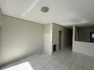 Hall de entrada com piso de cerâmica e parede branca.