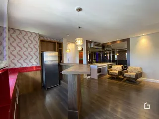 Sala de estar e cozinha em um apartamento em Lajeado.