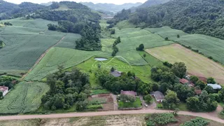 Vista aérea de paisagem com colinas verdes e áreas cultivadas em Lajeado.