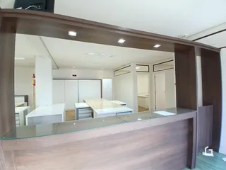 Vista interna de um ambiente moderno com divisórias de madeira.