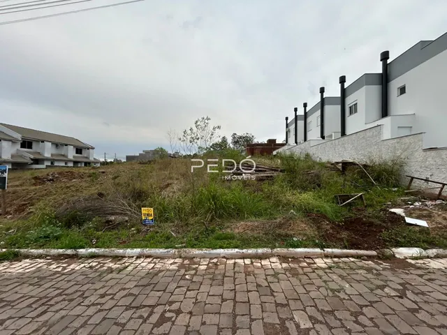 Vista externa de um imóvel com área de vegetação ao redor.