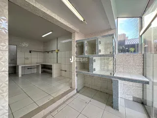 Interior de um banheiro com revestimento cerâmico e bancada.