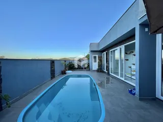 Vista externa de uma casa com piscina.