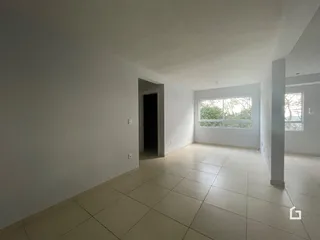 Vista interna de um ambiente com piso de cerâmica e paredes brancas.