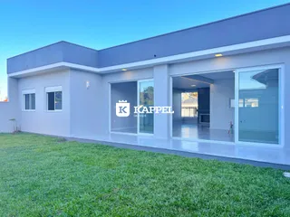 Fachada externa de uma casa moderna com grandes portas de vidro em Lajeado, Brasil.