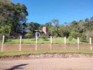 Vista externa de uma propriedade com cerca e vegetação em Lajeado, Brasil.