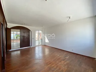 Sala de estar com piso de madeira polida em imóvel no Brasil.
