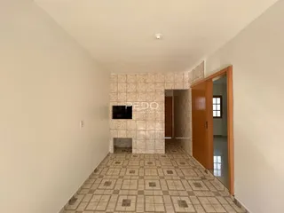 Corredor interno de uma residência com piso de ladrilhos.