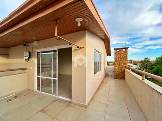 Fachada de uma residência com varanda e coluna de pedra em Lajeado.