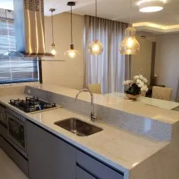 Foto de uma cozinha com bancadas claras e armários modernos.
