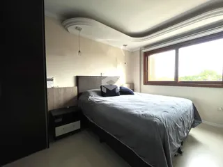 Quarto com cama e janela em um apartamento.