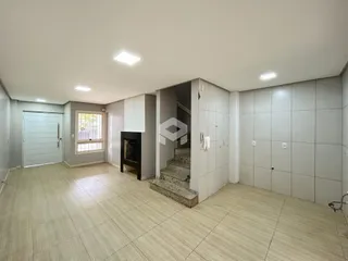 Ambiente interno de uma sala de estar com piso de cerâmica clara.