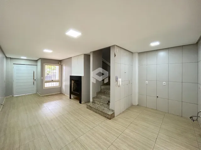 Ambiente interno de uma sala de estar com piso de cerâmica clara.