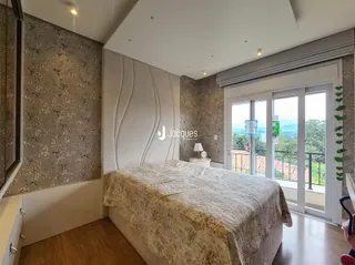 Quarto com cama e parede texturizada em um imóvel no Brasil.