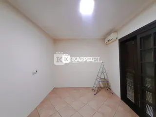 Esta é uma foto de um cômodo interno com paredes brancas e piso de cerâmica.