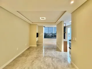 Hall de entrada com piso de porcelanato claro.
