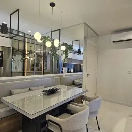 Vista interna de uma sala de estar moderna com bancada branca.