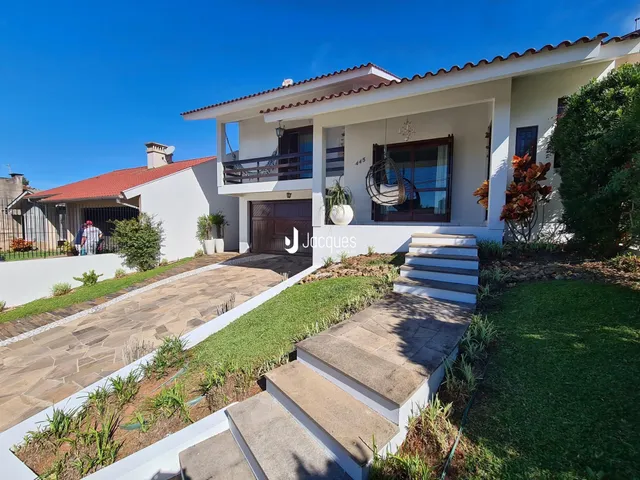 Vista externa de uma residência em Lajeado, Brasil, com jardim e escadaria.