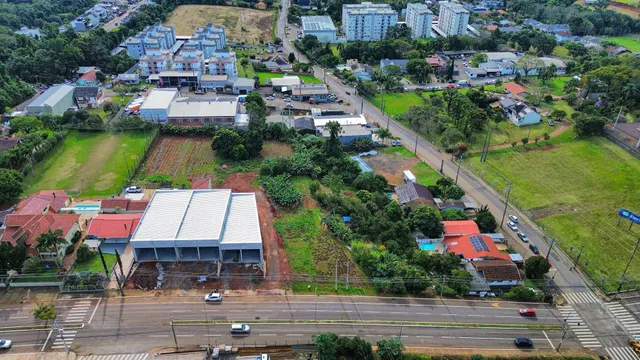 Vista aérea de um terreno com um grande galpão industrial em Lajeado, Brasil.