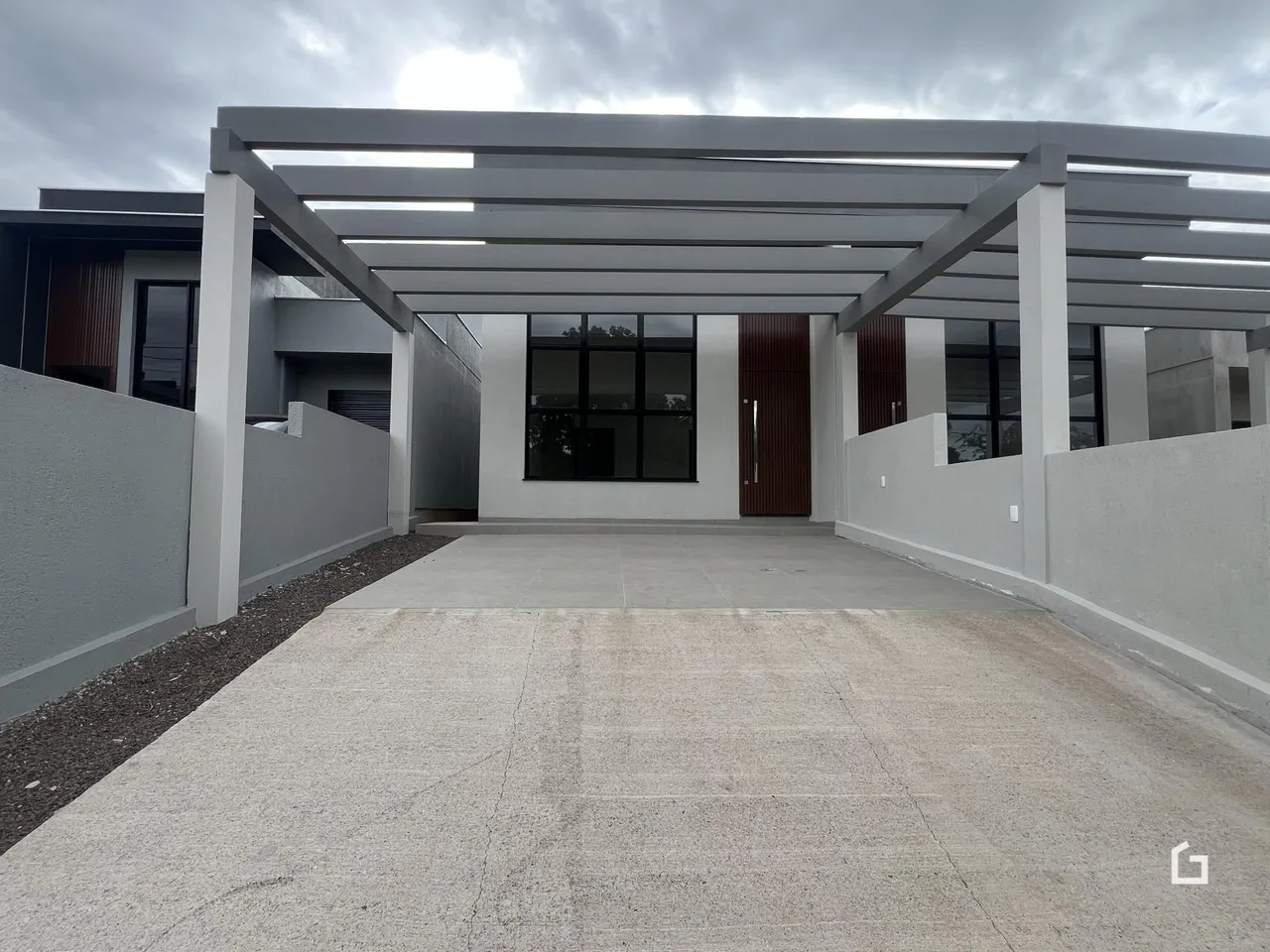 Fachada moderna de uma residência em Lajeado, Brasil.