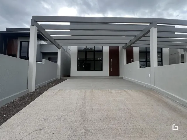 Fachada moderna de uma residência em Lajeado, Brasil.
