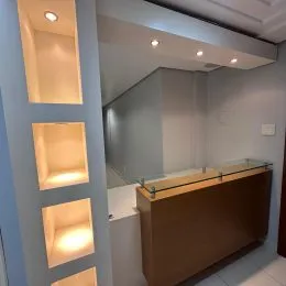 Hall de entrada com iluminação clara no imóvel.