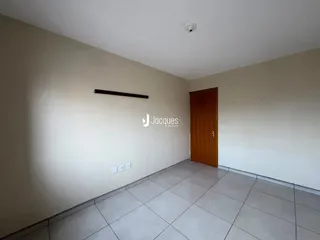 Hall de entrada com piso de cerâmica claro.
