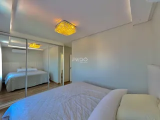 Quarto com cama e espelho em um imóvel no Brasil.