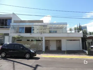 Fachada de uma casa moderna em Lajeado, Brasil.