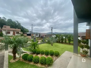 Vista externa do jardim de uma propriedade em Lajeado, Brasil.