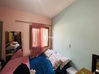 Quarto com duas camas e janela decorada em uma residência.