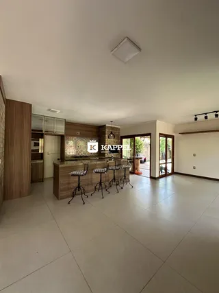 Cozinha moderna com ilha e bancadas em um apartamento em Lajeado.