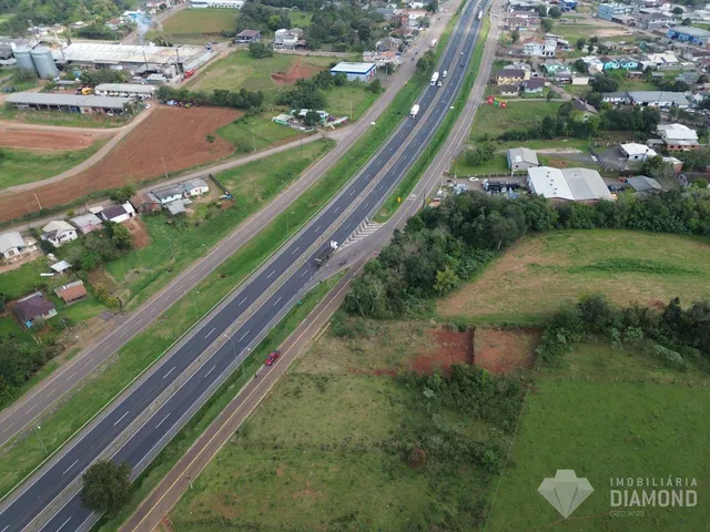 Vista aérea de uma área rural com uma estrada que atravessa o terreno.